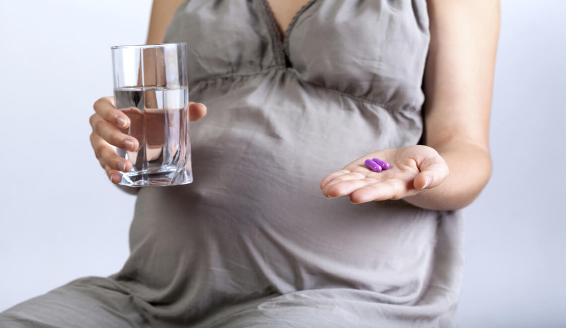 donna in gravidanza che assume acido folico