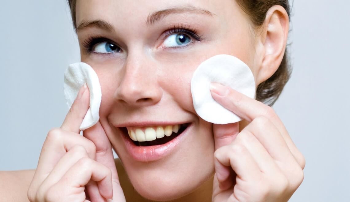 ragazza che usa prodotti detersione acne volgare
