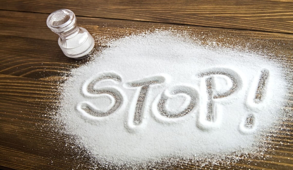 sale sulla tavola con scritta stop a indicare dieta povera di sodio