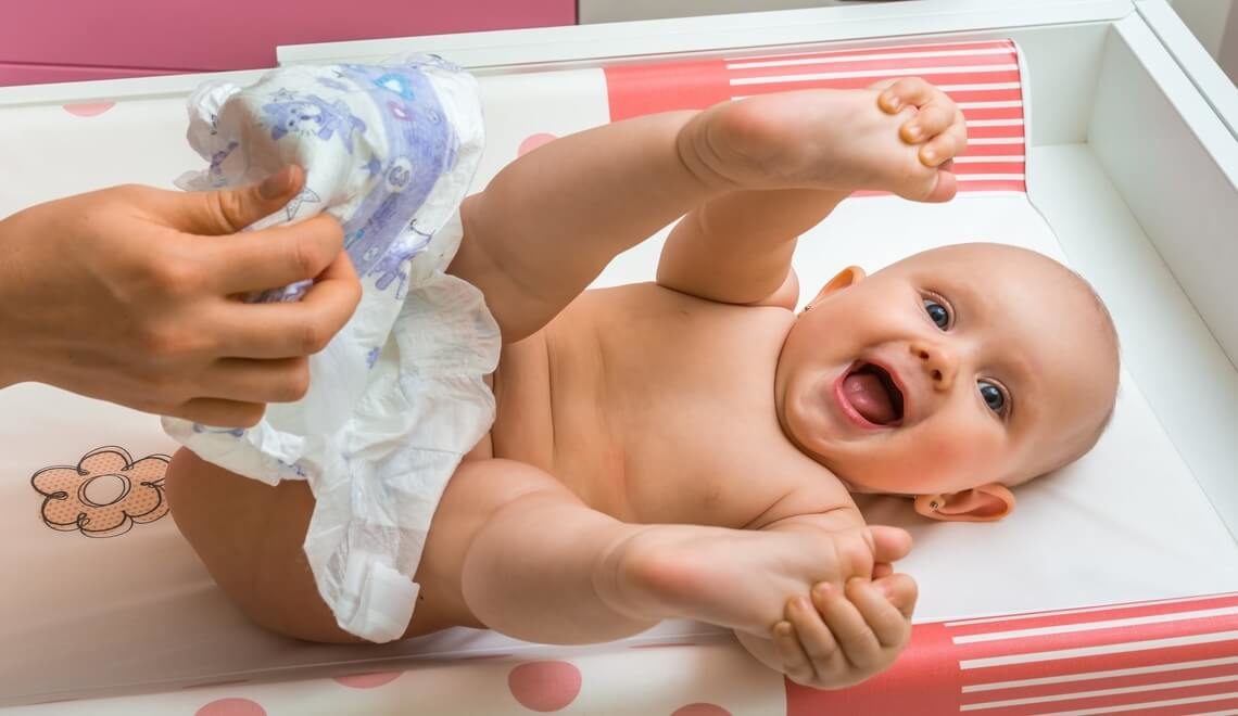 cambio pannolino igiene neonato